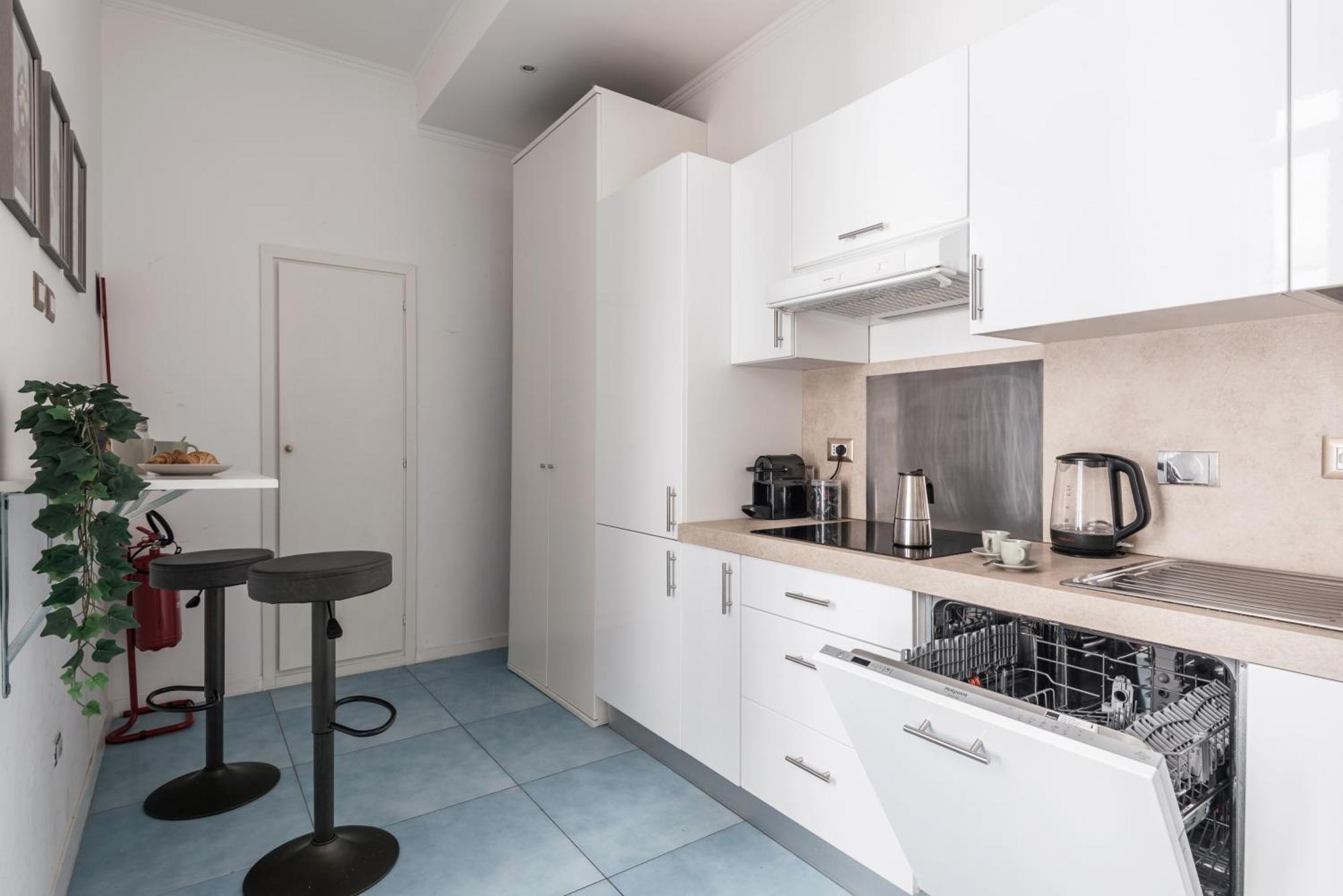 The Rent - Bright Flat Near San Pietro Aparthotel